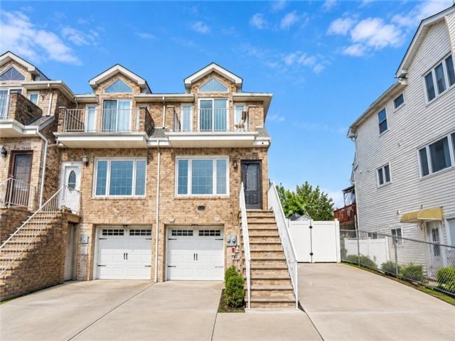  4 BR,  4.00 BTH &nbsp;Multi-family style home in Arrochar