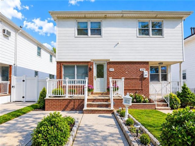  3 BR,  2.00 BTH &nbsp;Single family style home in Dongan Hills-below Hylan