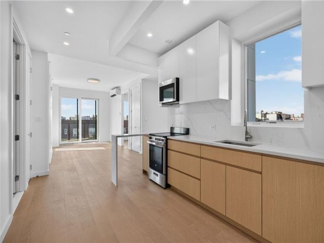  2 BR,  1.00 BTH &nbsp;Condominium style home in Midwood
