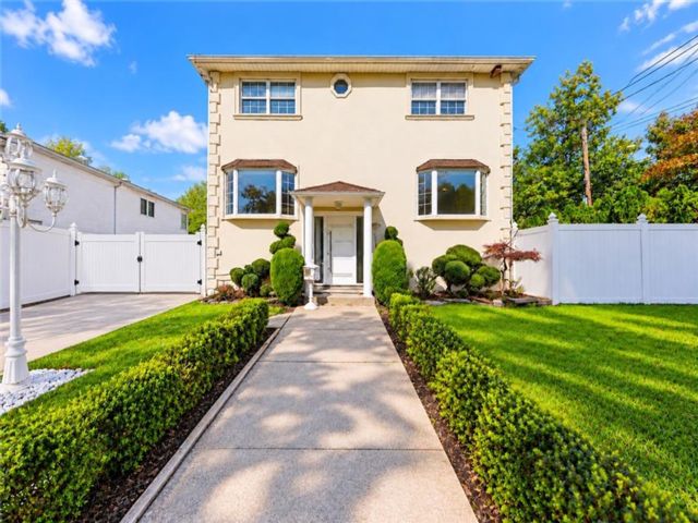  4 BR,  3.00 BTH &nbsp;Single family style home in Richmondtown