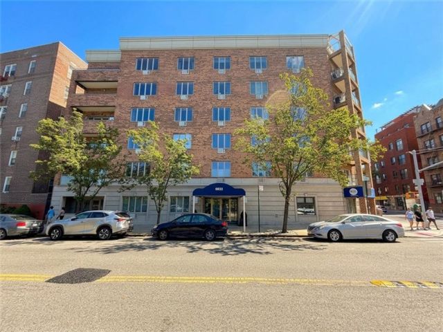  2 BR,  2.00 BTH &nbsp;Condominium style home in Bay Ridge