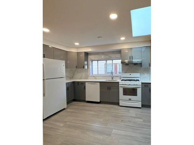  3 BR,  2.00 BTH &nbsp;Multi-family style home in Bath Beach
