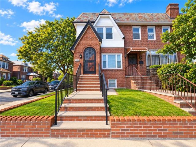  3 BR,  2.00 BTH &nbsp;Single family style home in Marine Park