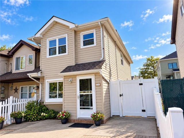  3 BR,  2.00 BTH &nbsp;Single family style home in Dongan Hills-below Hylan