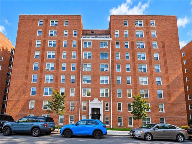  2 BR,  1.00 BTH &nbsp;Co-op style home in Bay Ridge