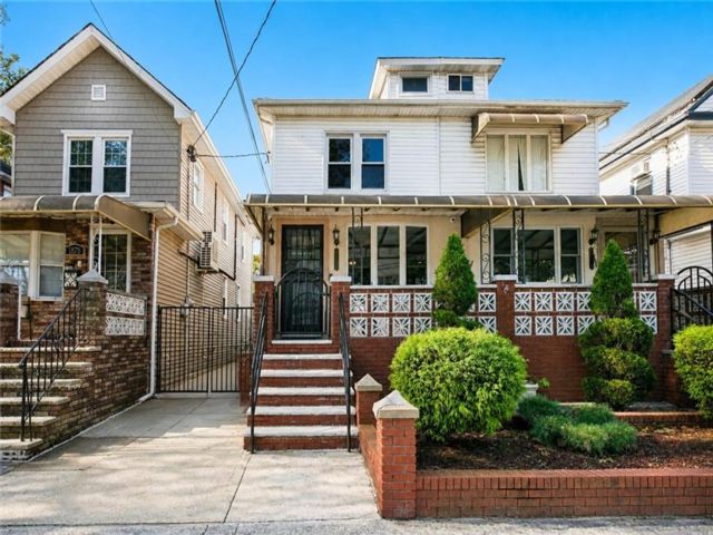  3 BR,  2.00 BTH &nbsp;Single family style home in Marine Park