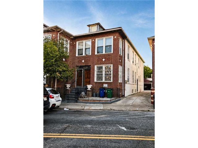 Studio,  0.00 BTH &nbsp;Multi-family style home in Midwood