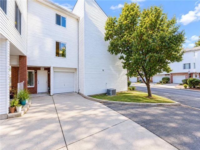  3 BR,  2.00 BTH &nbsp;Single family style home in Arden Heights