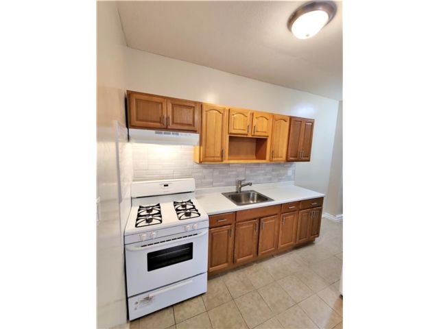  2 BR,  1.00 BTH &nbsp;Multi-family style home in Brownsville