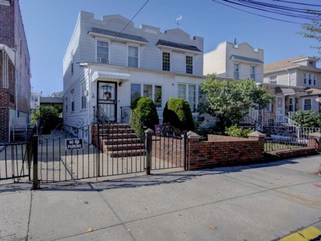  2 BR,  2.00 BTH &nbsp;Single family style home in Gravesend