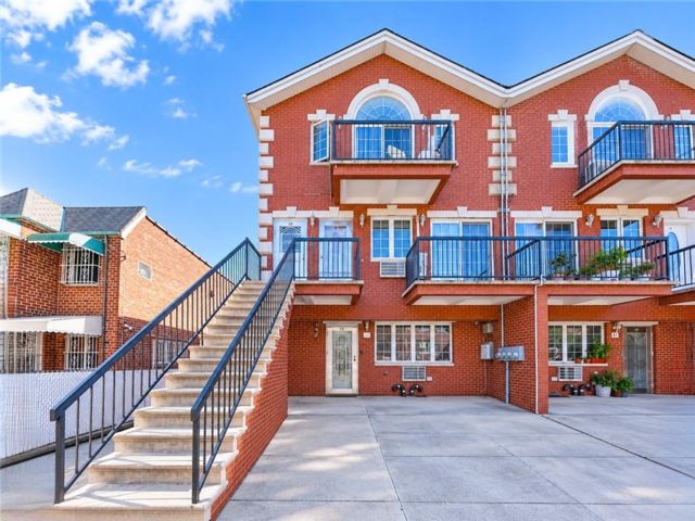  3 BR,  2.00 BTH &nbsp;Condominium style home in Bath Beach