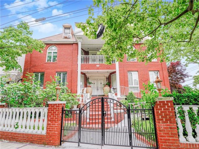  4 BR,  3.00 BTH &nbsp;Single family style home in Mill Basin