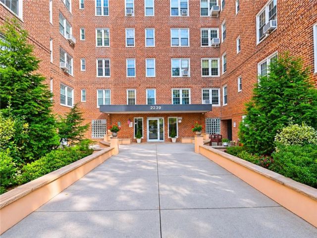  1 BR,  1.00 BTH &nbsp;Co-op style home in Marine Park