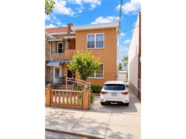  7 BR,  3.00 BTH &nbsp;Multi-family style home in Gravesend