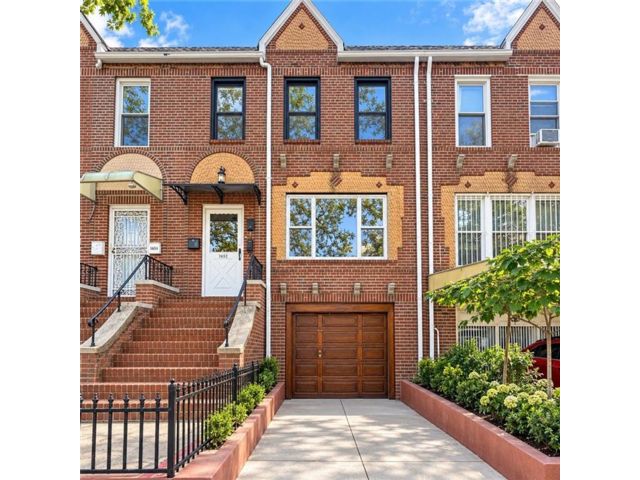  6 BR,  3.00 BTH &nbsp;Multi-family style home in Bensonhurst