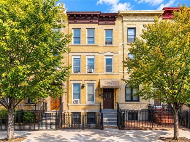  6 BR,  4.00 BTH &nbsp;Multi-family style home in Sunset Park
