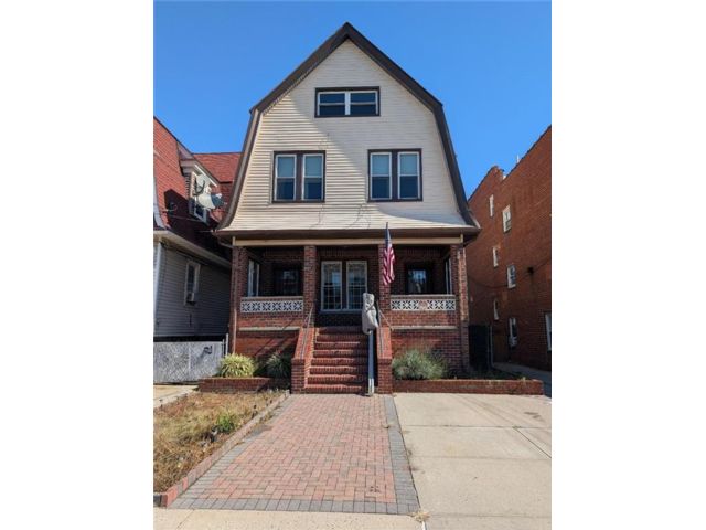  6 BR,  0.00 BTH &nbsp;Multi-family style home in Rockaway Park