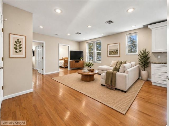 2 BR,  1.00 BTH &nbsp;Condominium style home in Bay Ridge