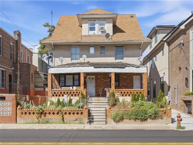  8 BR,  0.00 BTH &nbsp;Multi-family style home in Gravesend