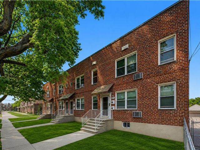 12 BR,  8.00 BTH &nbsp;Multi-family style home in Marine Park
