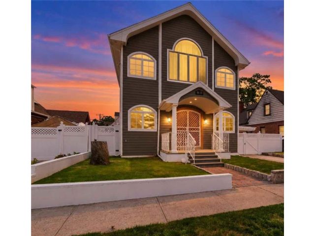  4 BR,  6.00 BTH &nbsp;Single family style home in Bayswater