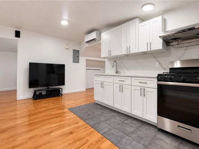  2 BR,  1.00 BTH &nbsp;Multi-family style home in College Point