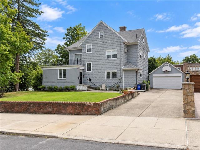 Studio,  3.00 BTH &nbsp;Multi-family style home in Dyker Heights