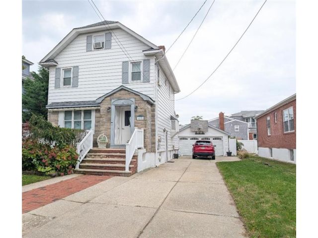  6 BR,  3.00 BTH &nbsp;Single family style home in Belle Harbor