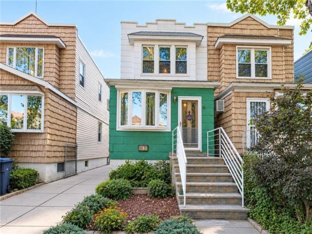  3 BR,  3.00 BTH &nbsp;Single family style home in Glendale