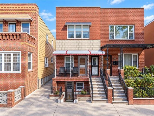  6 BR,  3.00 BTH &nbsp;Multi-family style home in Gravesend