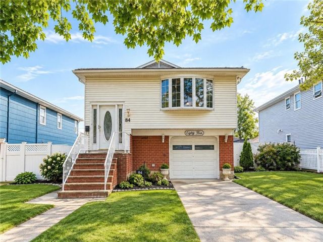  2 BR,  2.00 BTH &nbsp;Single family style home in Eltingville