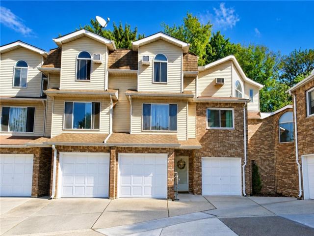  2 BR,  3.00 BTH &nbsp;Single family style home in Westerleigh