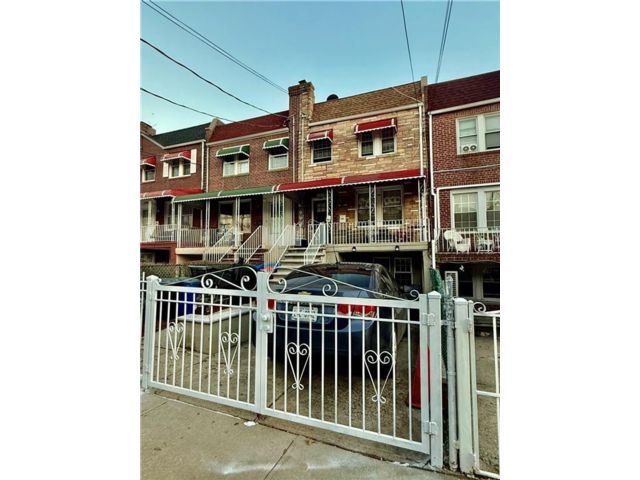  4 BR,  3.00 BTH &nbsp;Multi-family style home in Unionport