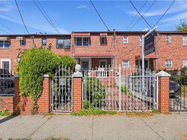  3 BR,  2.00 BTH &nbsp;Single family style home in East New York