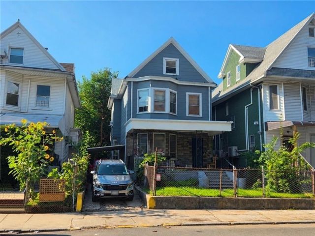  3 BR,  2.00 BTH &nbsp;Single family style home in Kensington