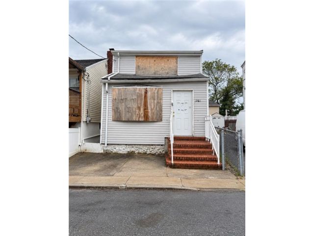  2 BR,  1.00 BTH &nbsp;Single family style home in Howard Beach
