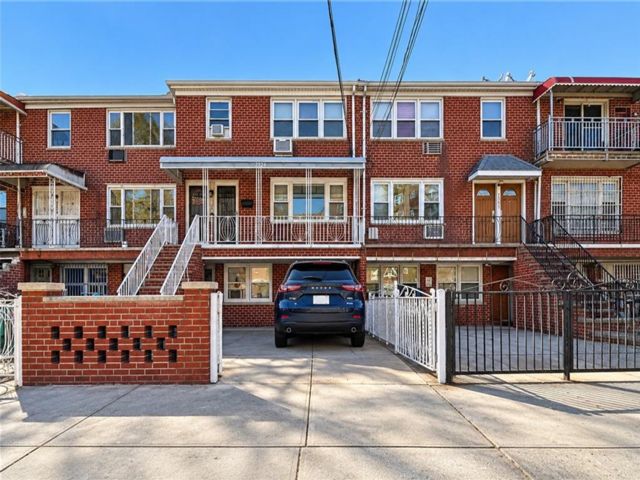  6 BR,  2.00 BTH &nbsp;Multi-family style home in Gravesend