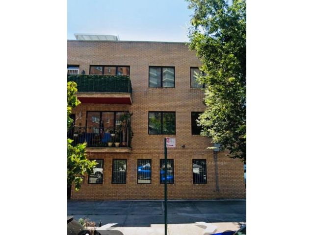  3 BR,  2.00 BTH &nbsp;Condominium style home in Gravesend