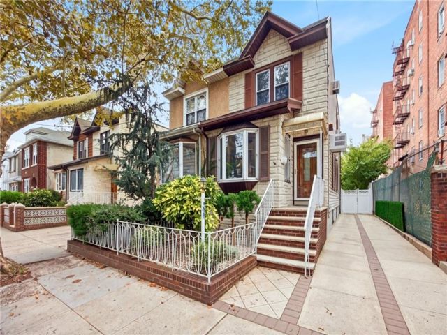  3 BR,  2.00 BTH &nbsp;Single family style home in Gravesend