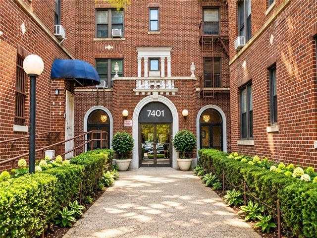  2 BR,  1.00 BTH &nbsp;Co-op style home in Bay Ridge