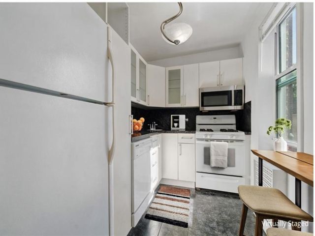  1 BR,  1.00 BTH &nbsp;Co-op style home in Gravesend