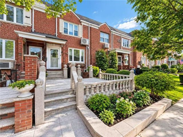  2 BR,  2.00 BTH &nbsp;Single family style home in Bensonhurst