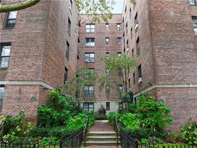  1 BR,  1.00 BTH &nbsp;Co-op style home in Bay Ridge