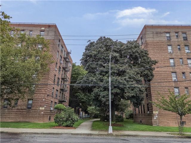  1 BR,  1.00 BTH &nbsp;Co-op style home in Marine Park