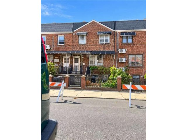  5 BR,  3.00 BTH &nbsp;Multi-family style home in Bensonhurst