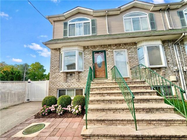 3 BR,  3.00 BTH &nbsp;Single family style home in Port Richmond