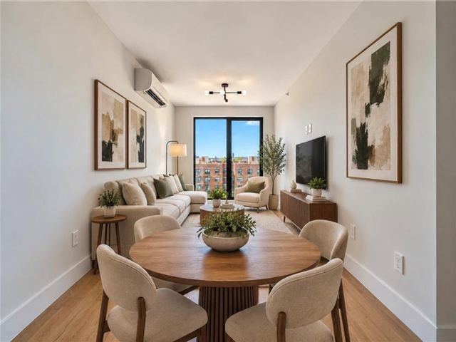 2 BR,  2.00 BTH &nbsp;Condominium style home in Homecrest