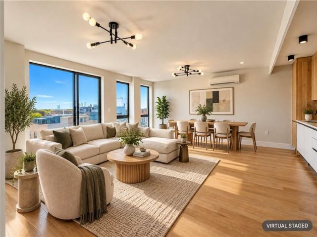  2 BR,  2.00 BTH &nbsp;Condominium style home in Homecrest