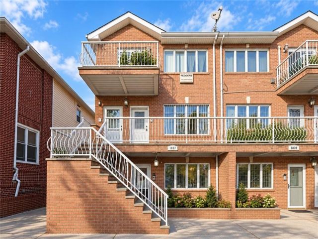  3 BR,  2.00 BTH &nbsp;Condominium style home in Bensonhurst