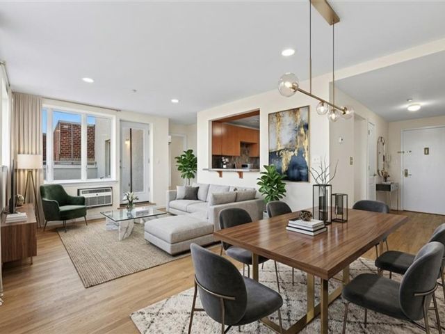  2 BR,  2.00 BTH &nbsp;Condominium style home in Midwood